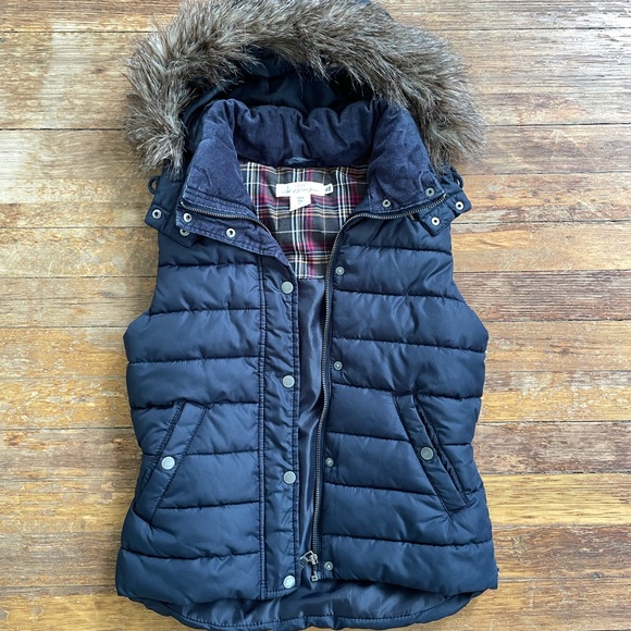 H&M Jackets & Blazers - Navy puffer vest